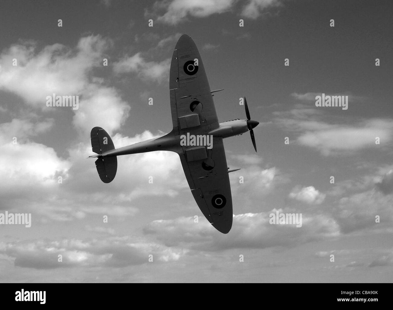 Un Supermarine Spitfire contro il cielo. Foto Stock
