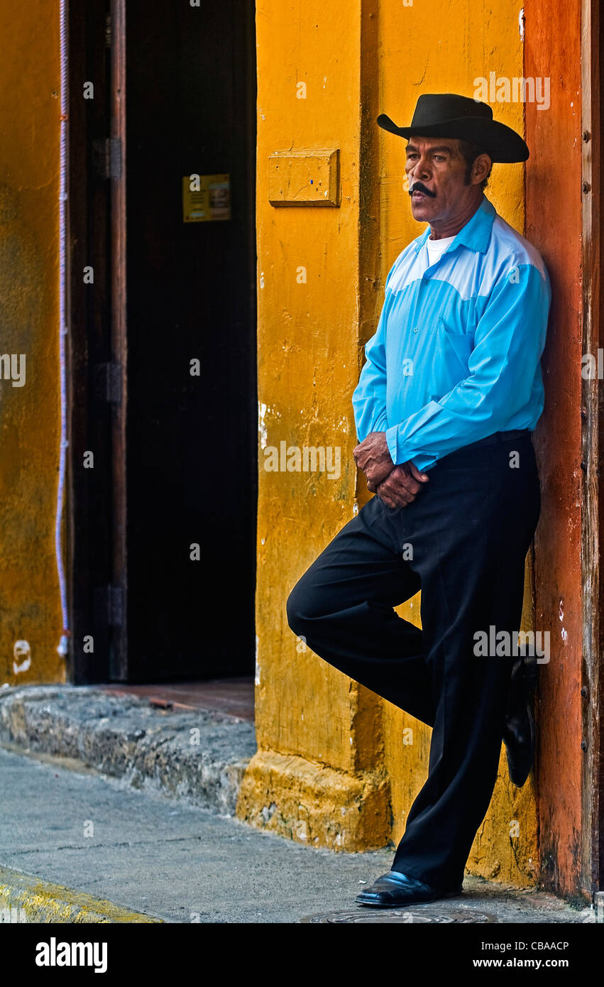 Colombiano di uomo in piedi in strada a Cartagena de Indias , Colombia Foto Stock
