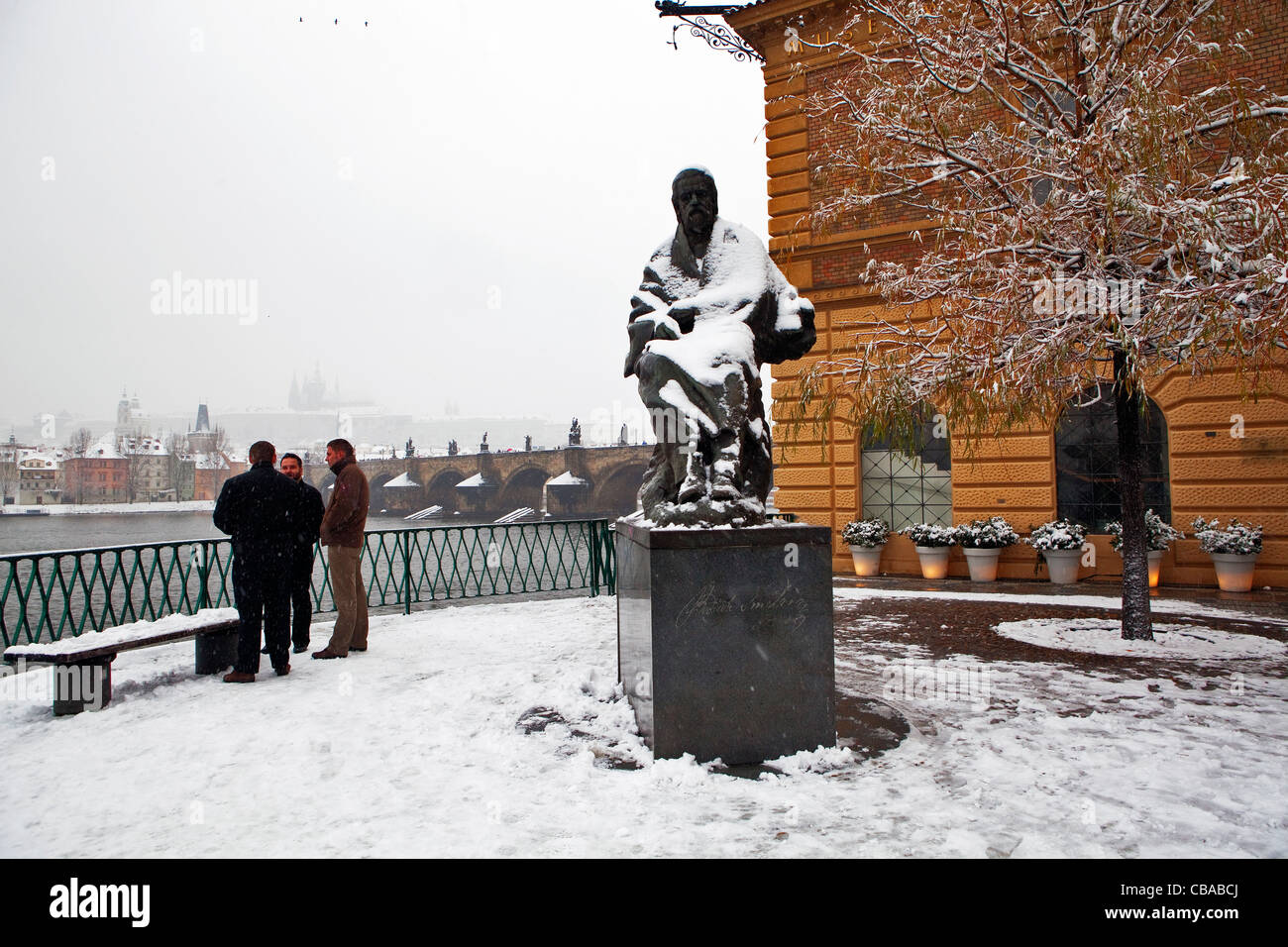 Praga, coperta di neve statua del compositore ceco Bedřich Smetana, con il fiume Moldava e sul castello di Praga in background. (CTK Foto Stock