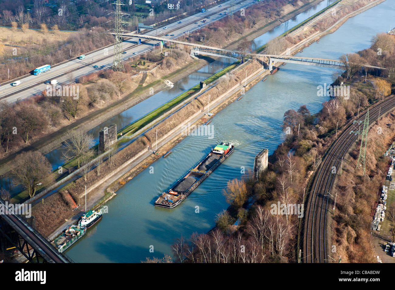 Il fiume Reno e lungo con il treno in autostrada e collegamenti di trasporto pubblico vicino a Bochum nella zona della Ruhr del Land Renania settentrionale-Vestfalia, Germania Foto Stock