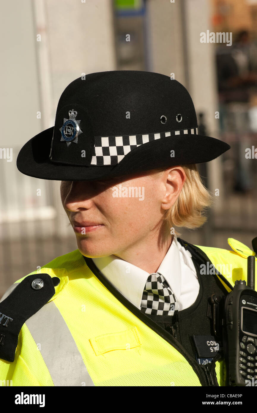 Poliziotta sul dazio in Tottenham High Road 56 ore dopo il Tottenham tumulti in agosto 2011. Foto Stock