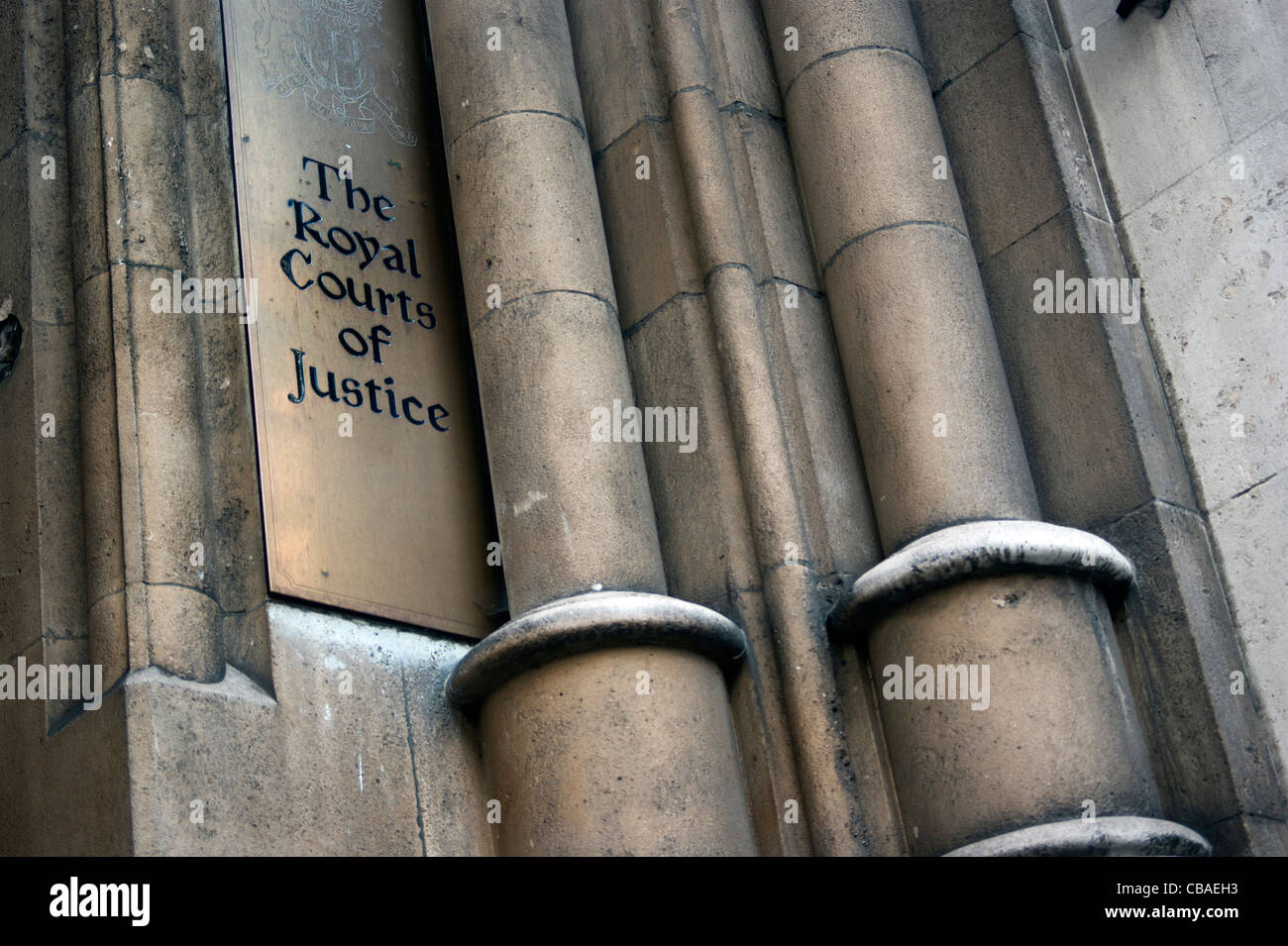 Colonne presso l'entrata posteriore della Royal Courts of Justice, Strand London WC2 Foto Stock