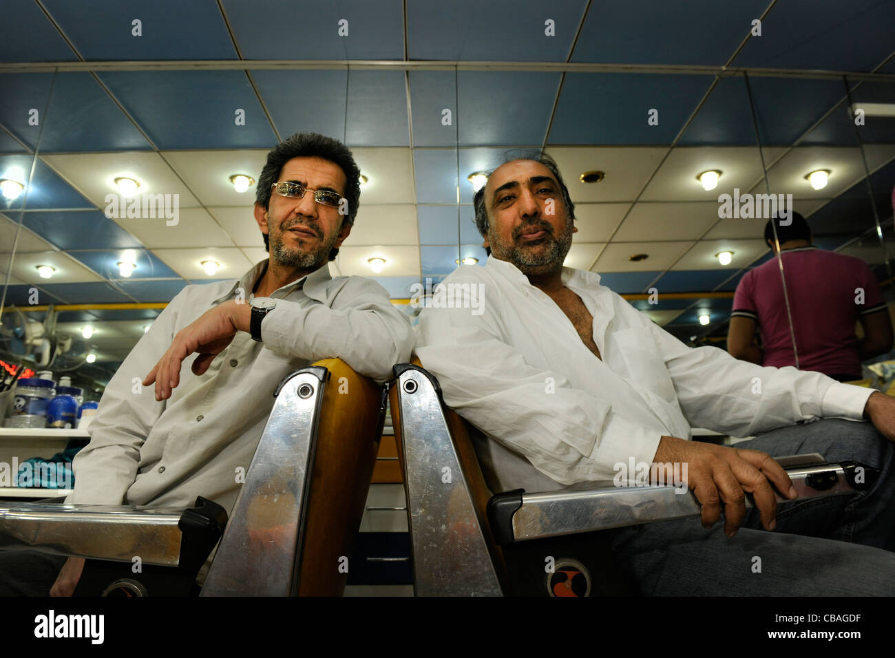 Il principe Barber shop nella zona di Karrada di Baghdad, Iraq. Due dei barbieri aveva parenti uccisi da Al Qaeda Foto Stock