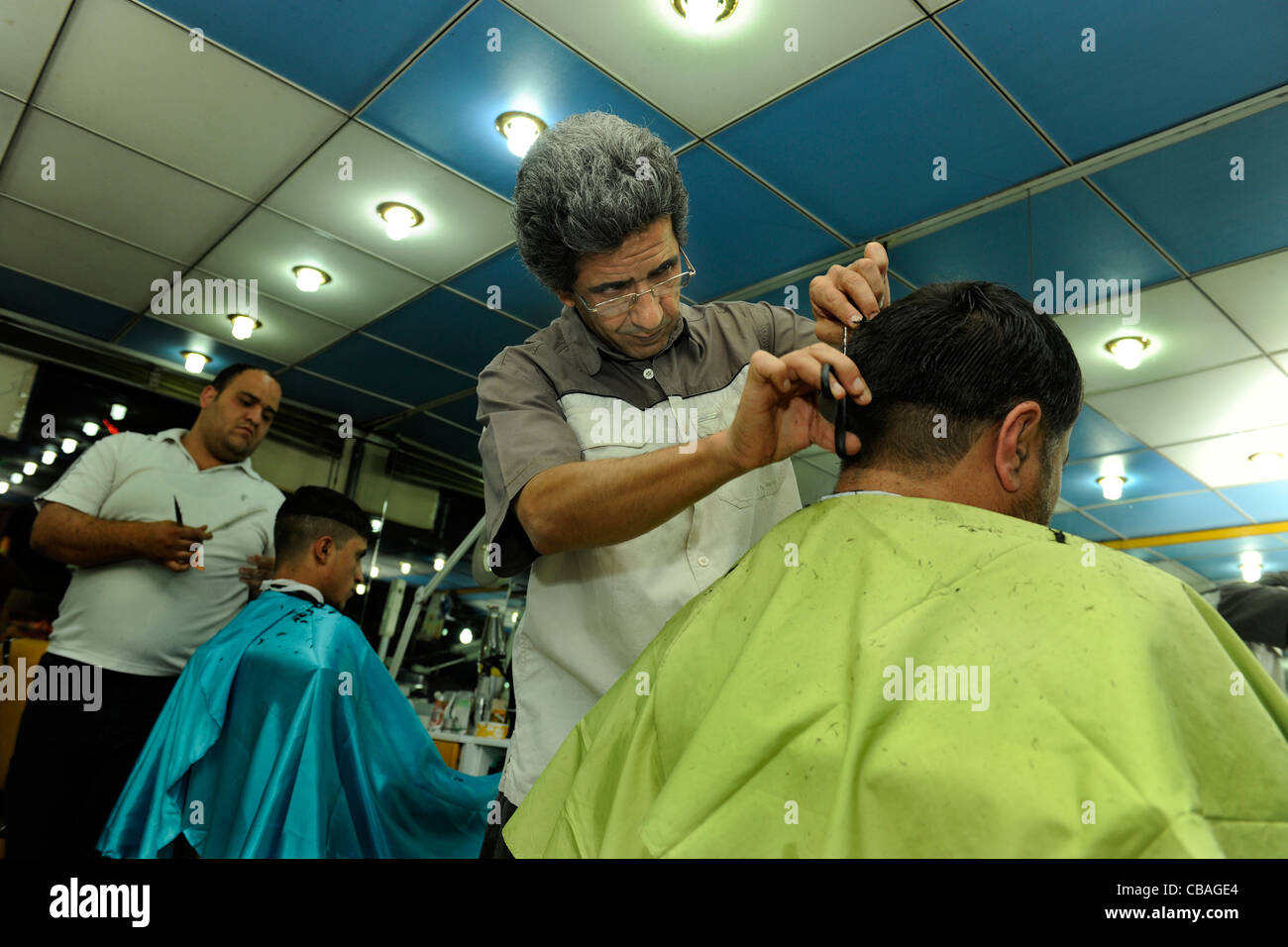 Il principe Barber shop nella zona di Karrada di Baghdad, Iraq. Due dei barbieri aveva parenti uccisi da Al Qaeda Foto Stock