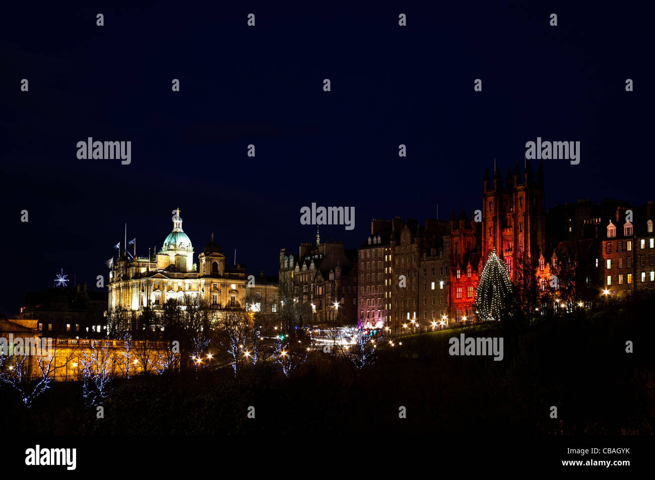 Illuminato il Tumulo durante la stagione di Natale Edimburgo Scozia UK Europa Foto Stock