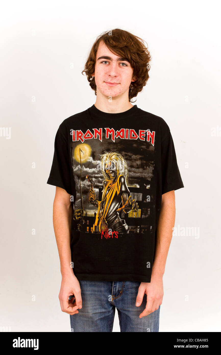 Il giovane ragazzo, attraente, ragazzo, compagni, CHAP, T-shirt Iron Maiden (CTK foto/Rene Fluger) Modello rilasciato, signor Foto Stock