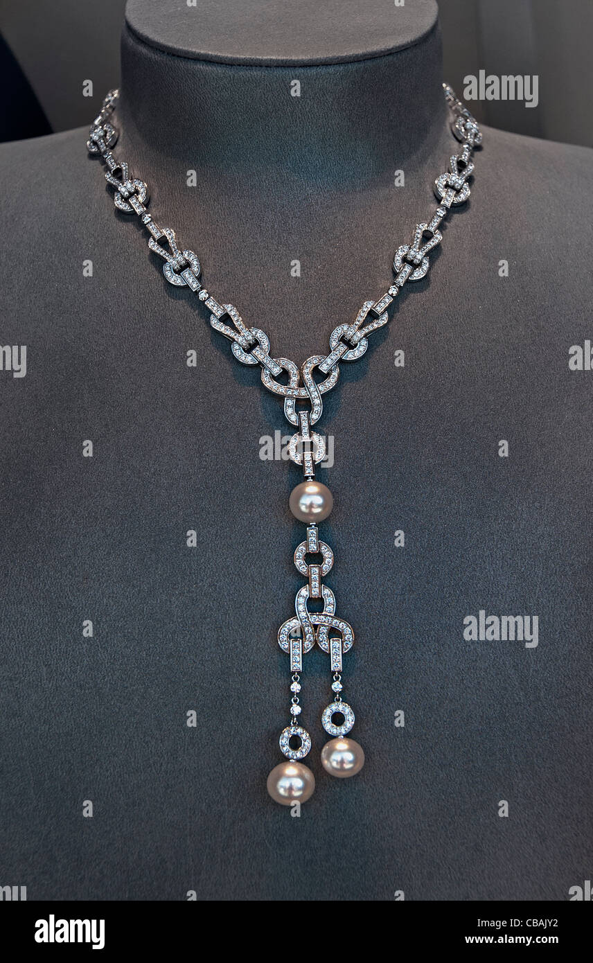 Cartier necklace immagini e fotografie stock ad alta risoluzione - Alamy