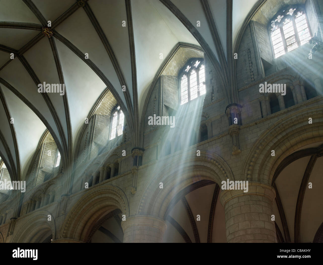 La cattedrale di Gloucester, finestre lucernario raggi solari Foto Stock