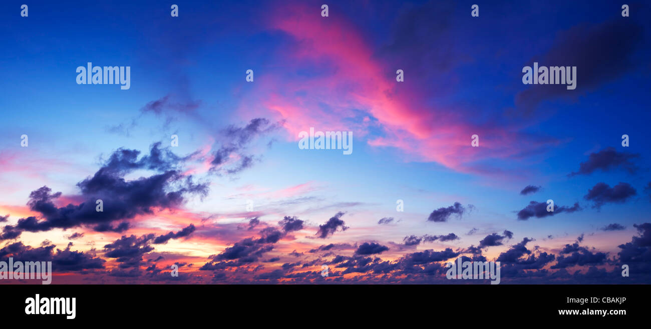 Spettacolare sky al tramonto del tempo. Scatto panoramico. Foto Stock