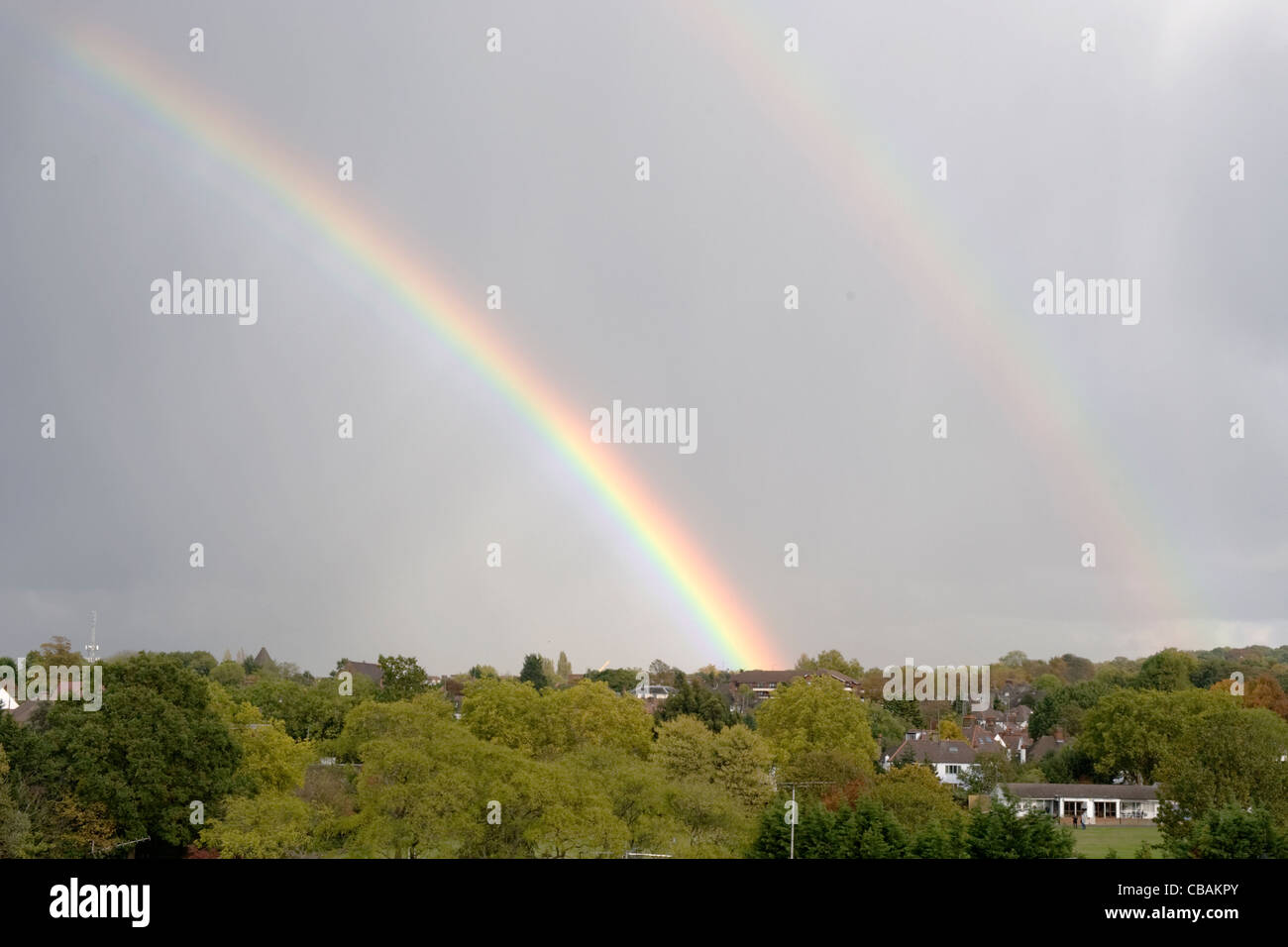 Due o doppio arcobaleno su Hampstead Londra grigio opaco cielo grigio giorni di autunno Foto Stock