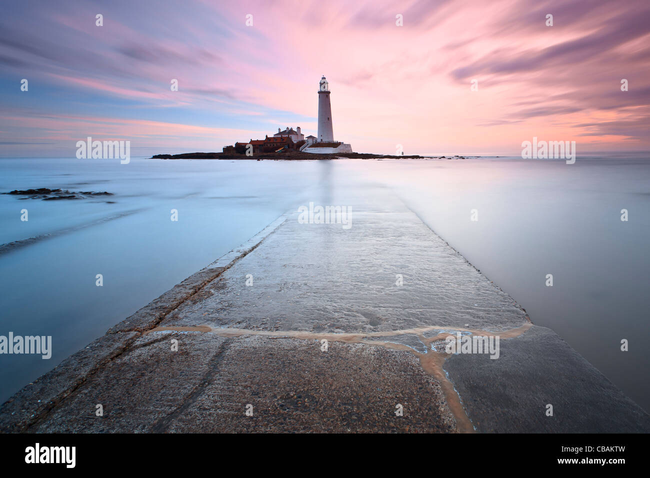 St Mary's Lighthouse vicino a Whitley Bay in Northumberland a sunrise Foto Stock