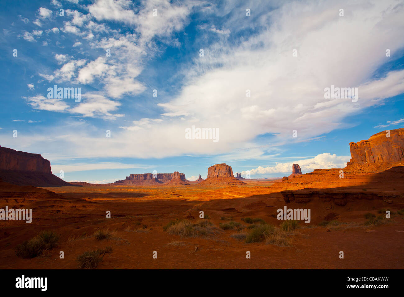 Allungando le ombre a Monument Valley Foto Stock