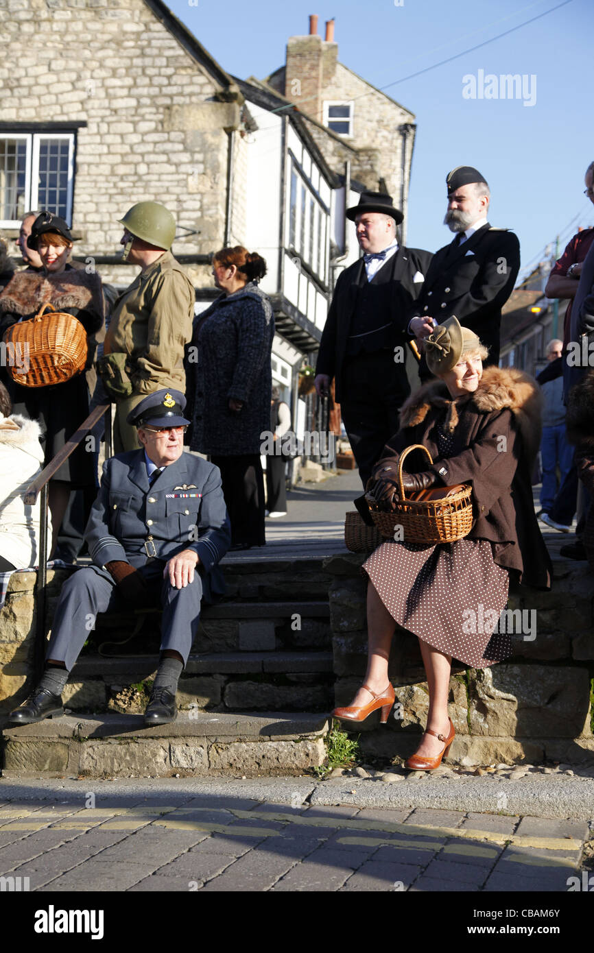 Rievoca 1940S ufficiale della RAF & DONNA SAT sul passo PICKERING North Yorkshire 15 Ottobre 2011 Foto Stock