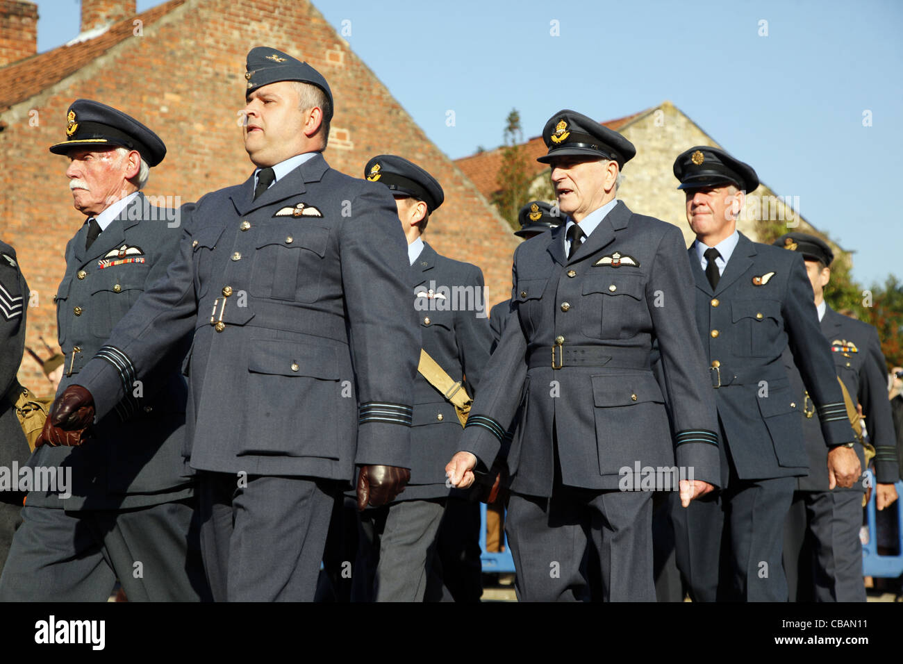 1940S RAF MARCHING REENACTORS PICKERING North Yorkshire 15 Ottobre 2011 Foto Stock