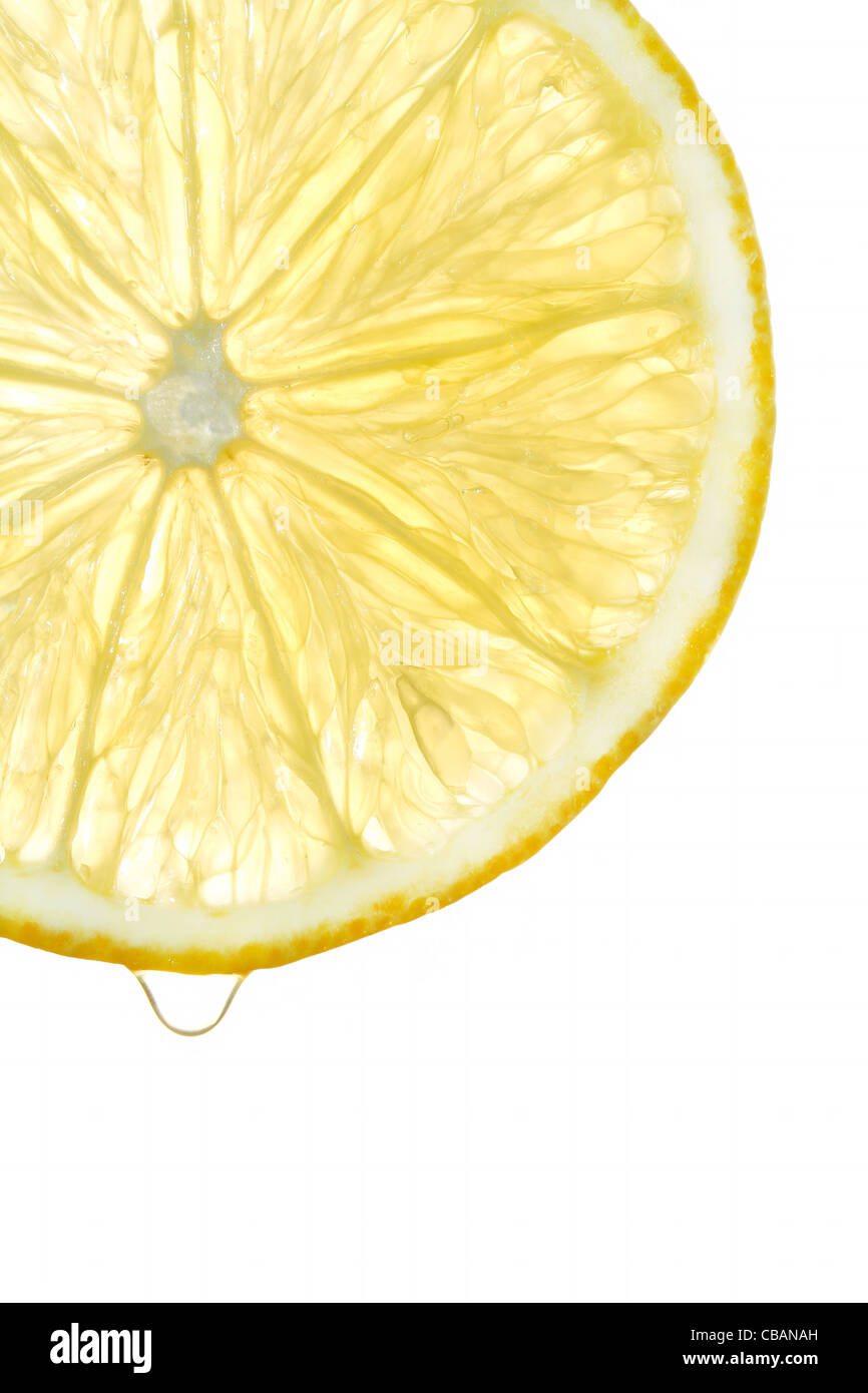 Succosa fresca fetta di limone con sfondo bianco Foto Stock