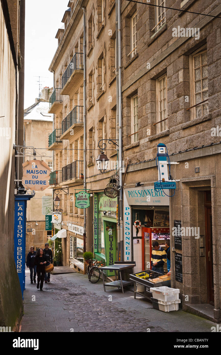 Restringere la strada dello shopping di St Malo, Bretagna Francia Foto Stock