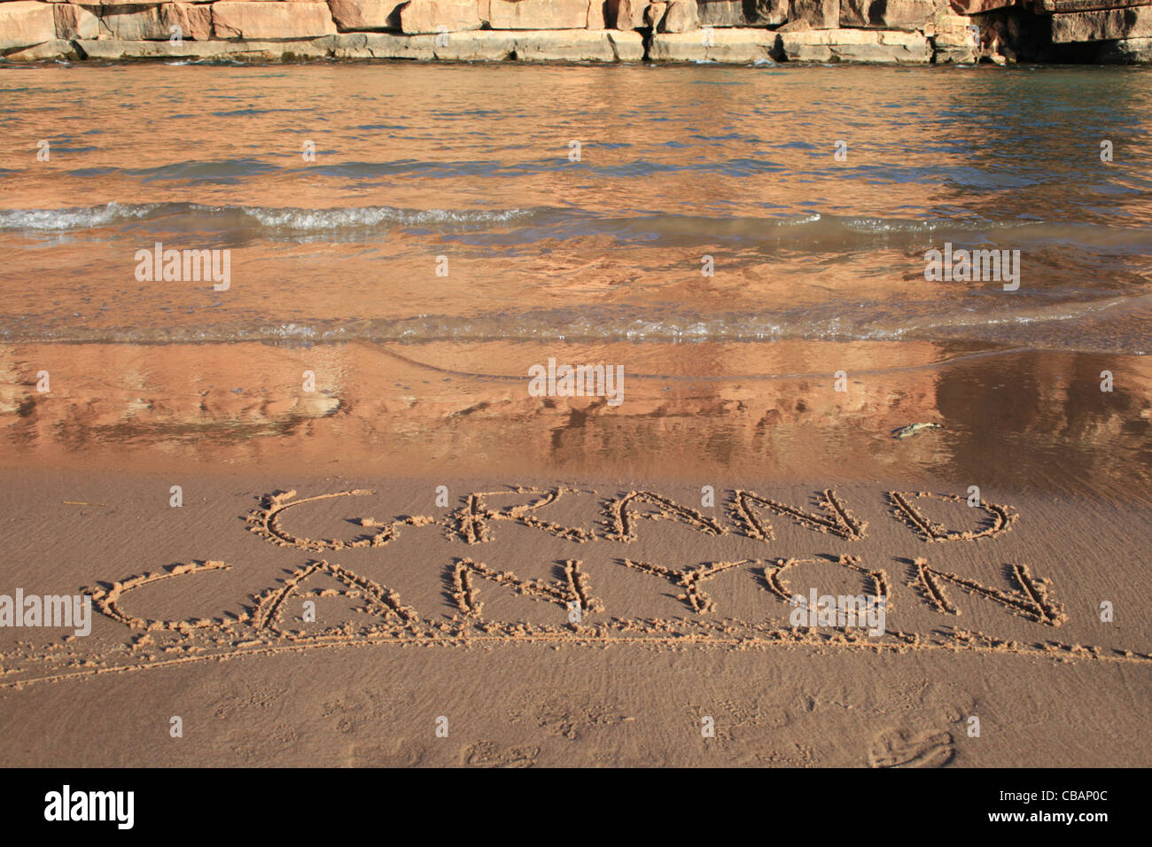 Grand Canyon scritto di sabbia su un fiume Colorado bank beach Foto Stock