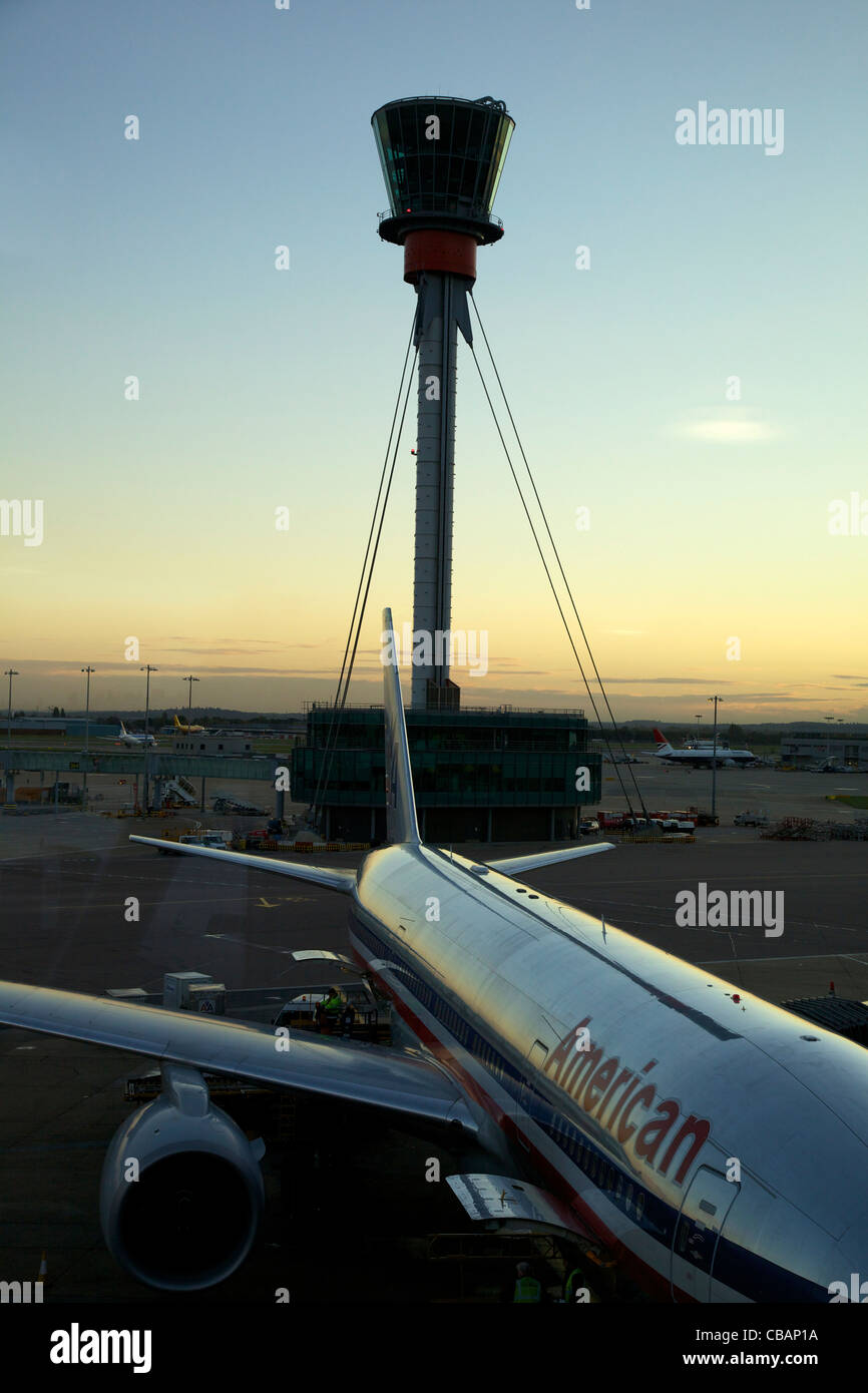 American Airlines aeromobili parcheggiati in stand all'aeroporto di Heathrow di Londra, Regno Unito, Regno Unito, GB Gran Bretagna, Isole britanniche Foto Stock