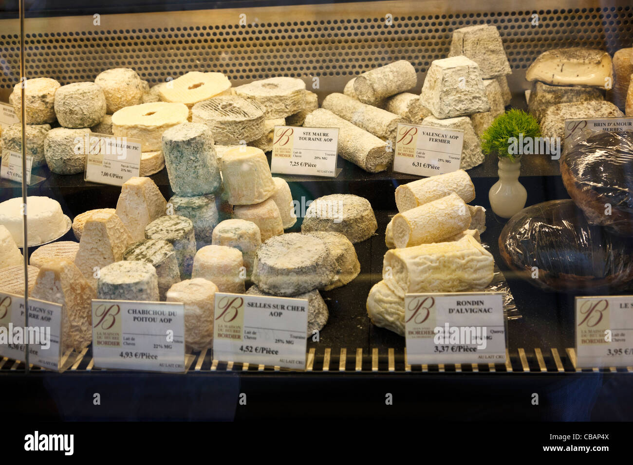 Formaggio francese la finestra di visualizzazione in un negozio in Francia Foto Stock