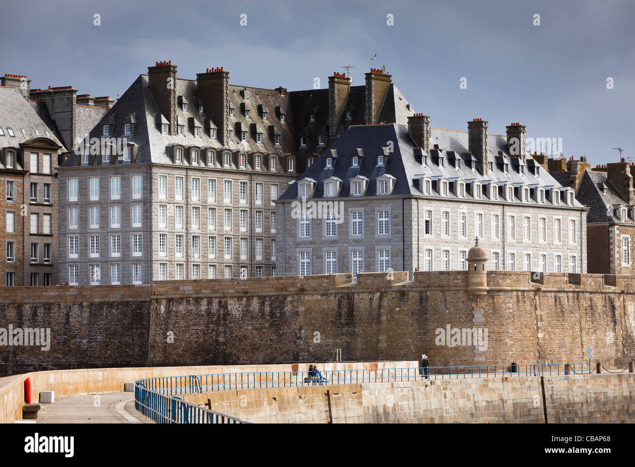 Brittany - case nella città murata di St Malo, Brittany, Francia - visto dal porto di pareti Foto Stock