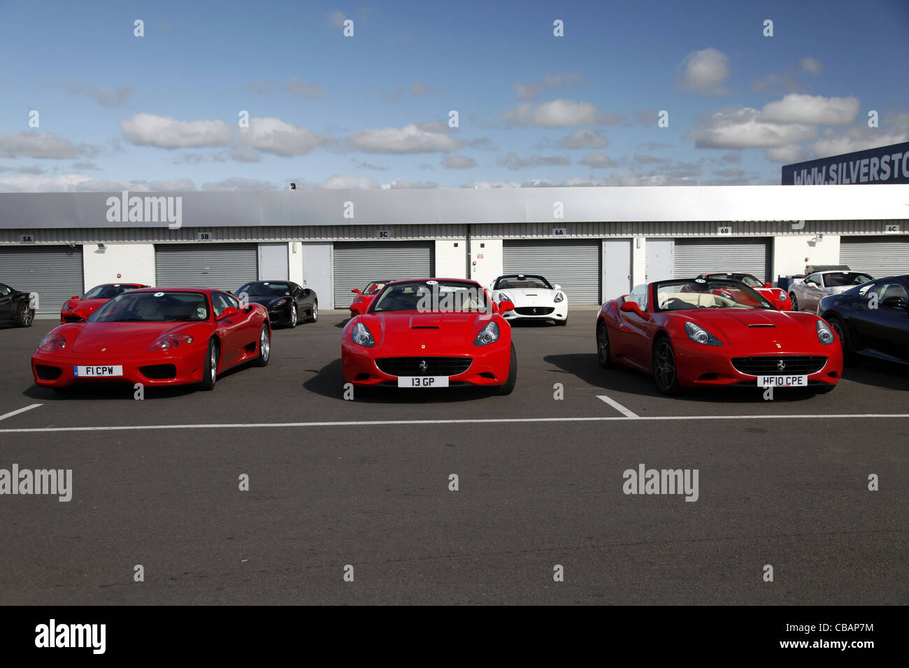 Rosso Ferrari 360 & CALIFORNIA vetture del circuito di Silverstone Inghilterra 14 Settembre 2011 Foto Stock