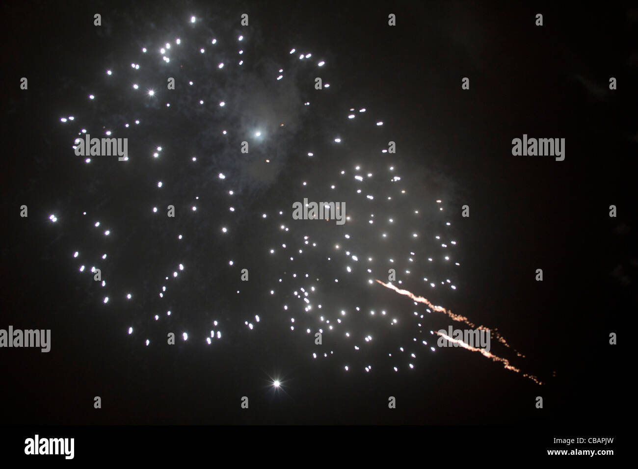 Splendido spettacolo di fuochi d'artificio. Due enormi esplosioni di colore bianco con strisce di luce gialla riempire il cielo di notte. Londra Foto Stock