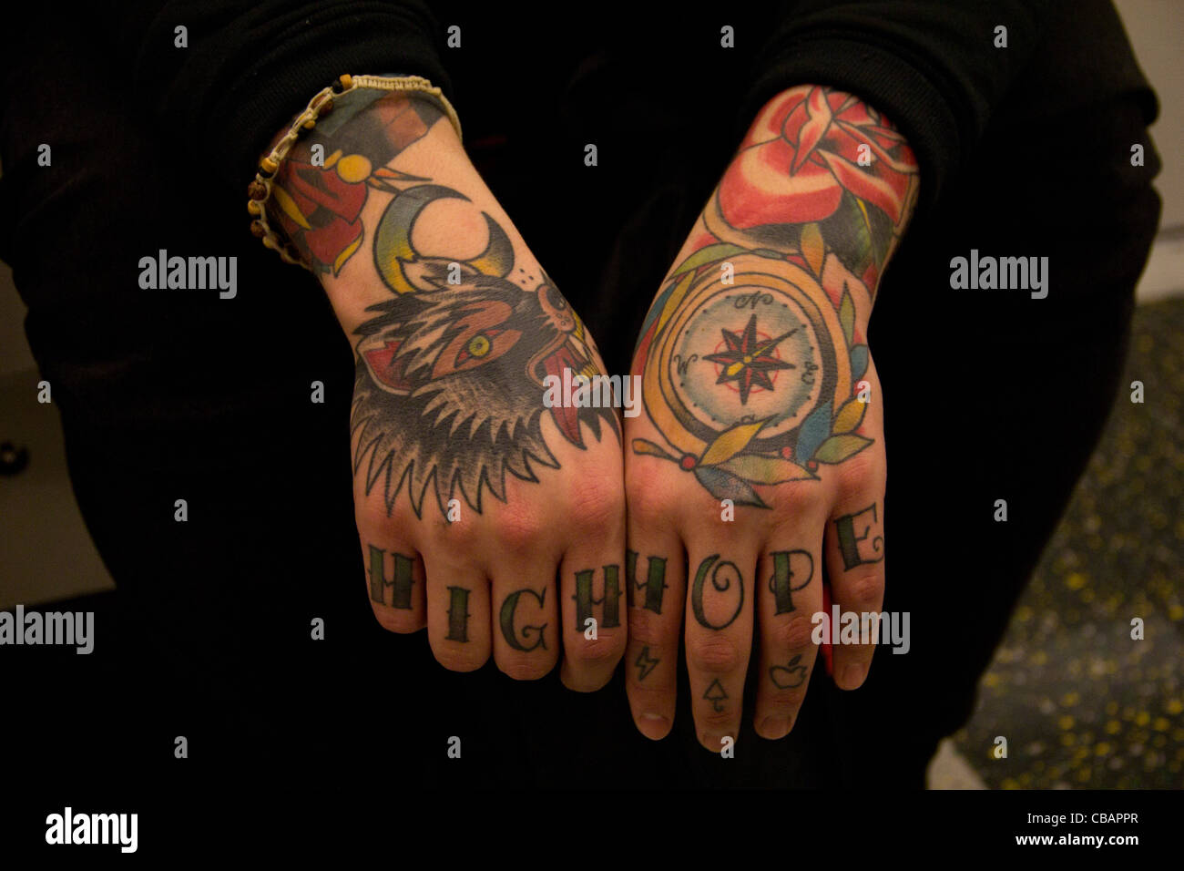 Hand tattoos immagini e fotografie stock ad alta risoluzione - Alamy