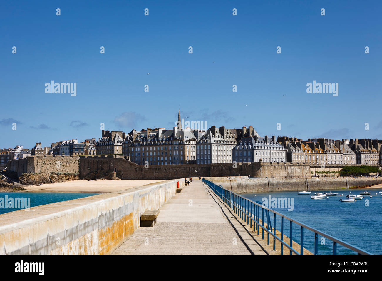 Vista di St Malo, Brittany, Francia dal porto di pareti Foto Stock