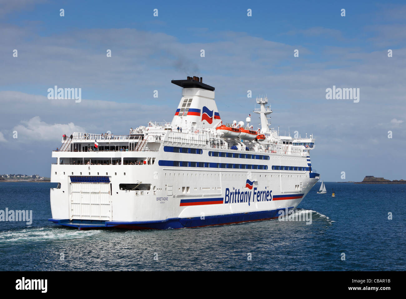 Brittany Ferries traghetto passeggeri fuori a vela di St Malo porto, Francia Foto Stock
