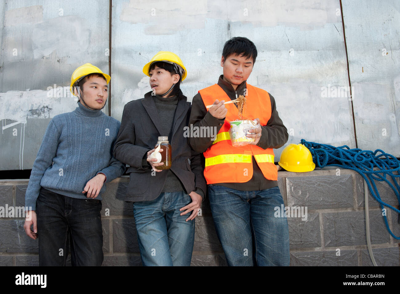 Lavoratori edili in chat e a pranzo Foto Stock