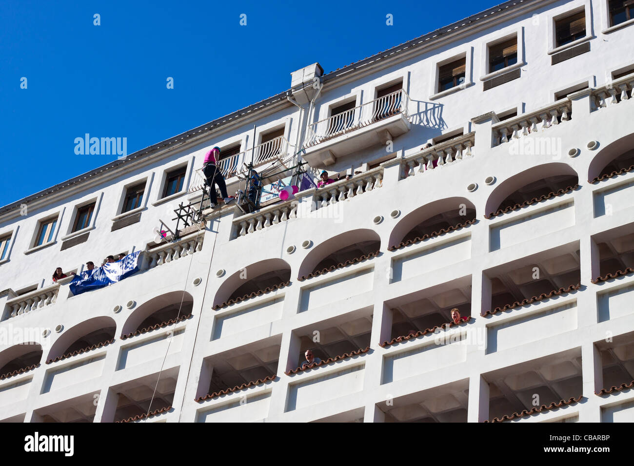 Un uomo rappels un edificio per carità, Main Street, Gibilterra. Foto Stock