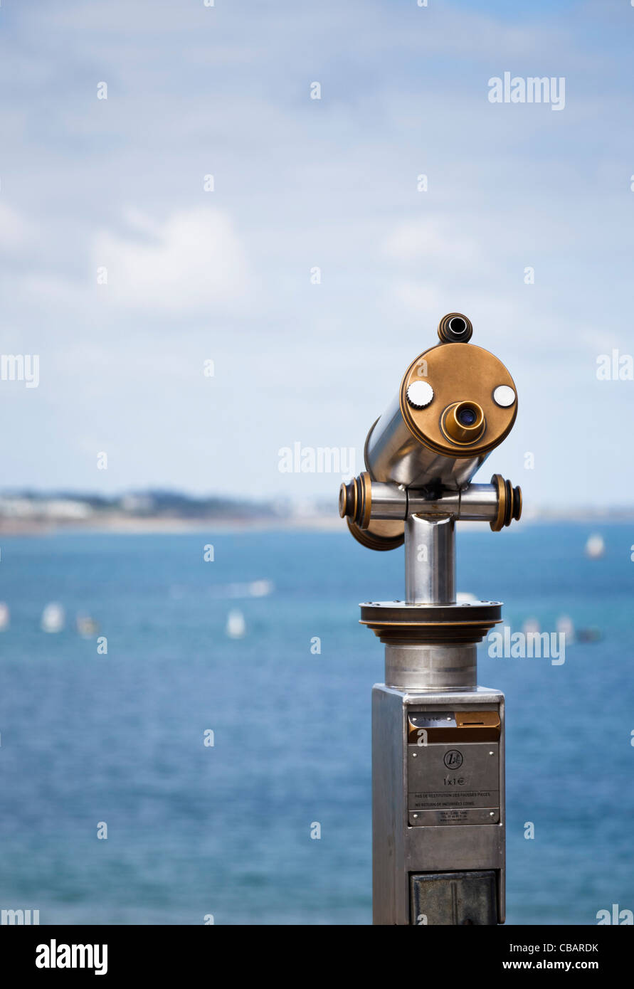 Telescopio che si affaccia sul mare e sulla baia Foto Stock