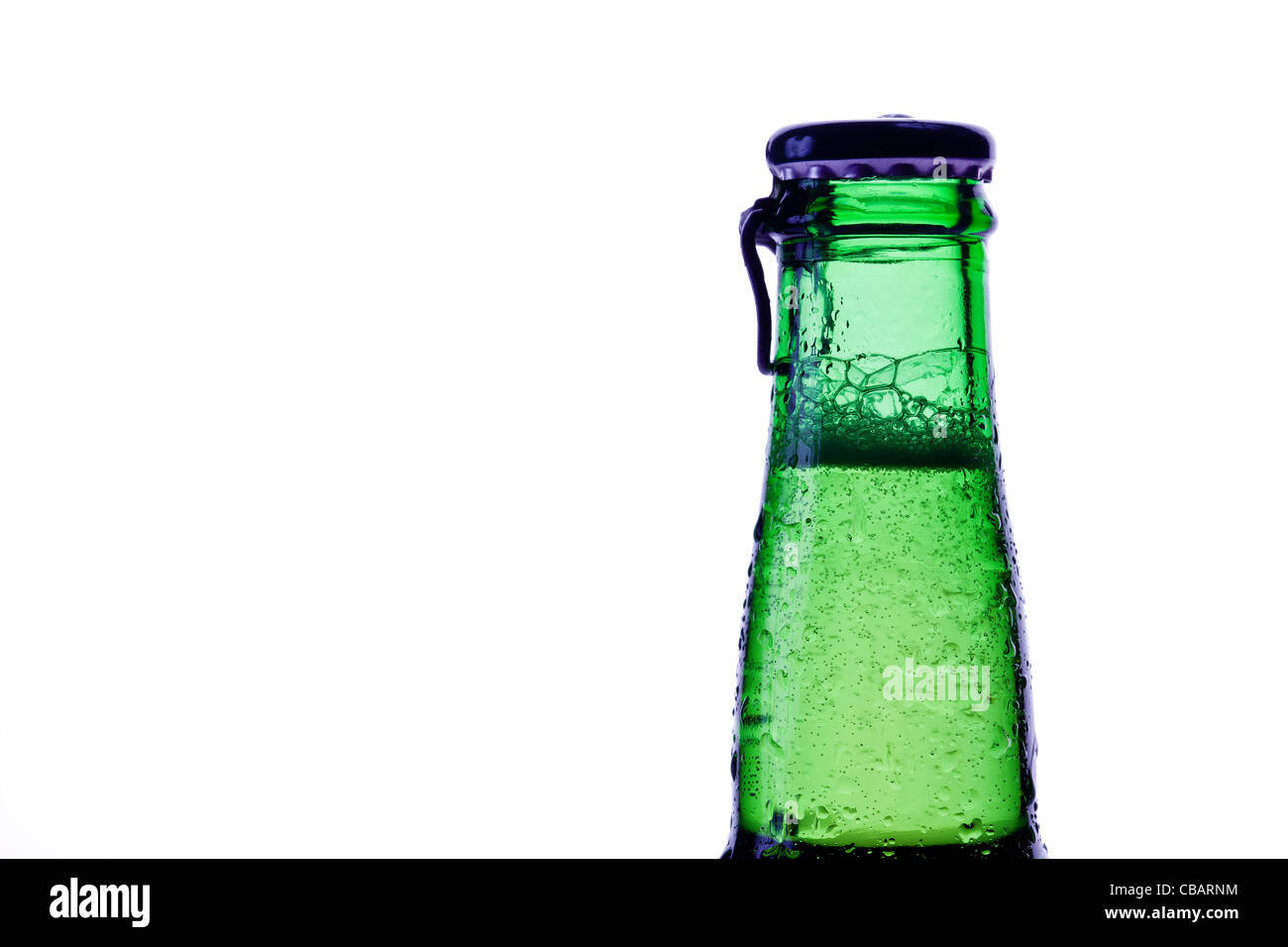 Verde bottiglia di birra isolato su sfondo bianco Foto Stock