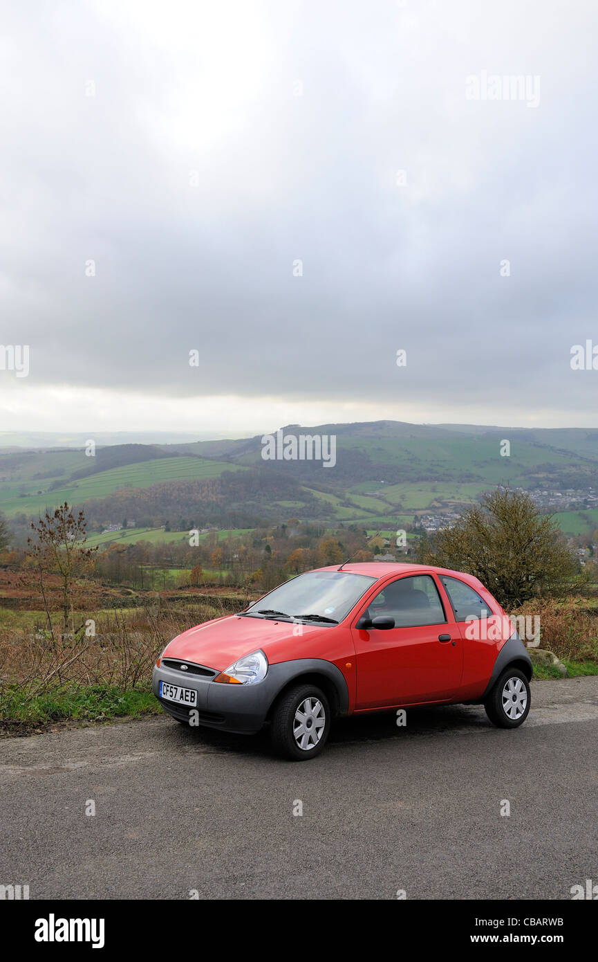 Ford Ka parcheggiata sul ciglio della strada bordo curbar derbyshire Peak District Inghilterra Regno Unito Foto Stock