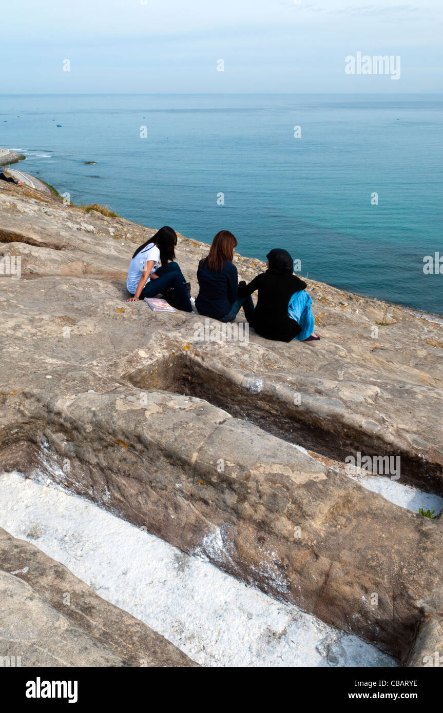 Fenicio-romana tombe e Cliff nel distretto di Marshan, Tangeri, Marocco, Africa del Nord Foto Stock