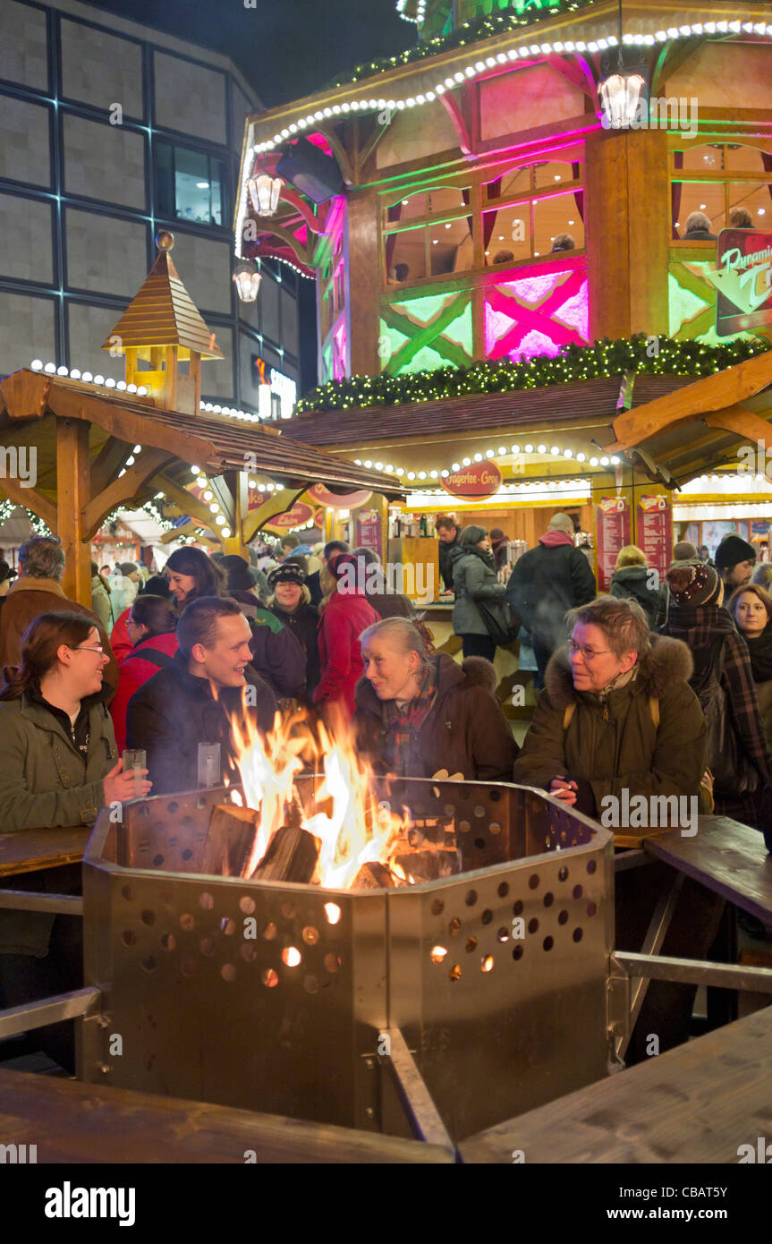 Tradizionale mercatino di Natale in piazza Alexanderplatz in Mitte Berlino Germania Foto Stock