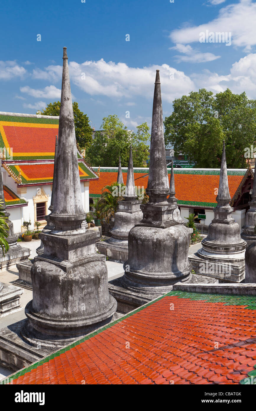 Alcuni dei piccoli 173 chedis di Wat Phra Mahathat Woramahawihaan, Nakhon Si Thammarat, Thailandia Foto Stock