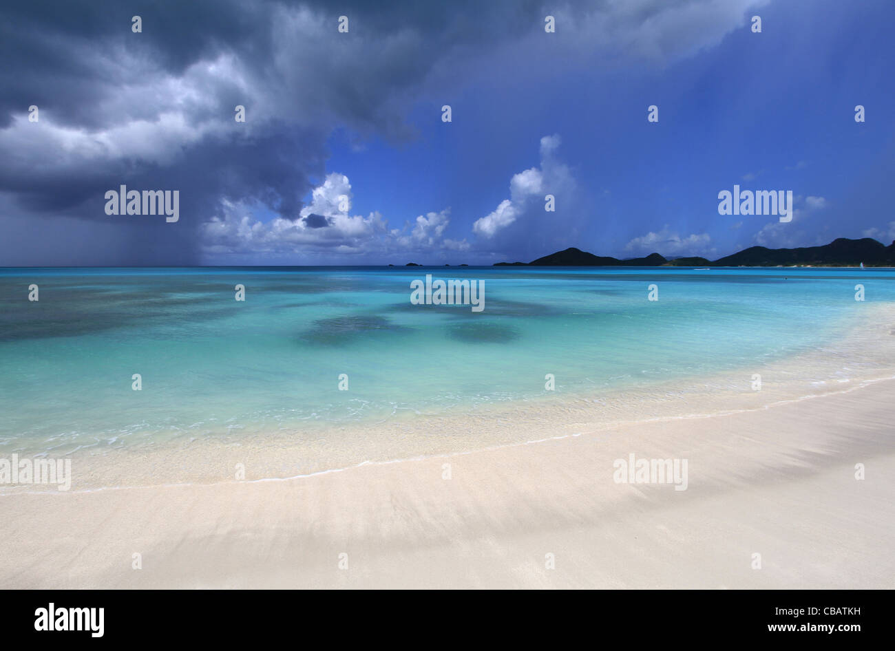 Drammatico paesaggio su Antigua sulla piccola spiaggia Ffryes Foto Stock