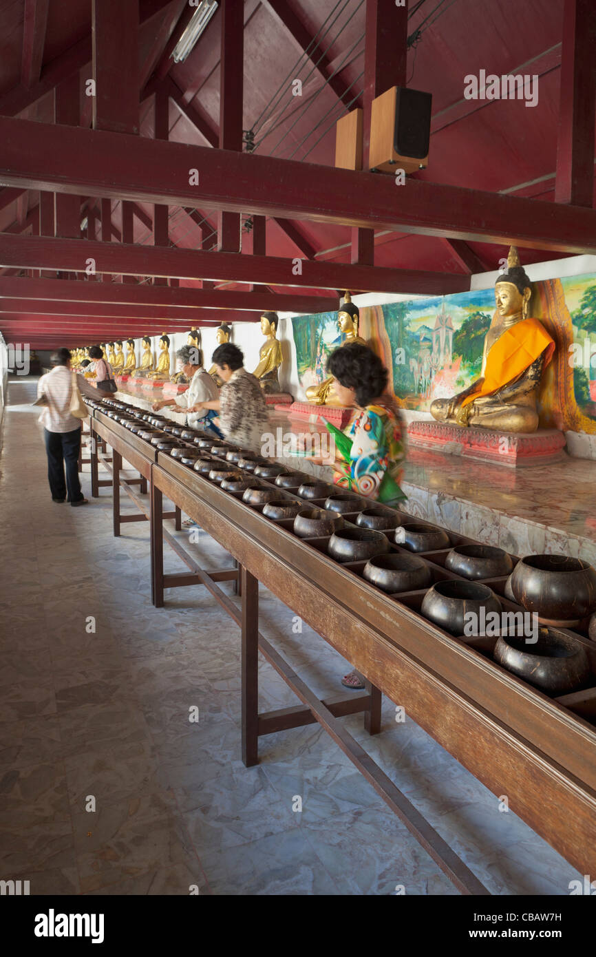 Popolo Thai rendendo merito di Wat Phra Mahathat Woramahawihaan tempio, Nakhon Si Thammarat, Thailandia Foto Stock