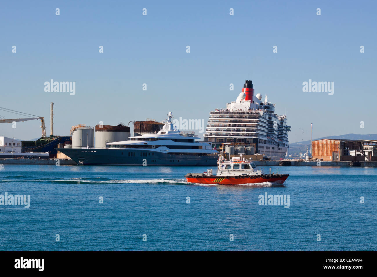 La regina Victoria nave che lascia il porto di Gibilterra. Foto Stock