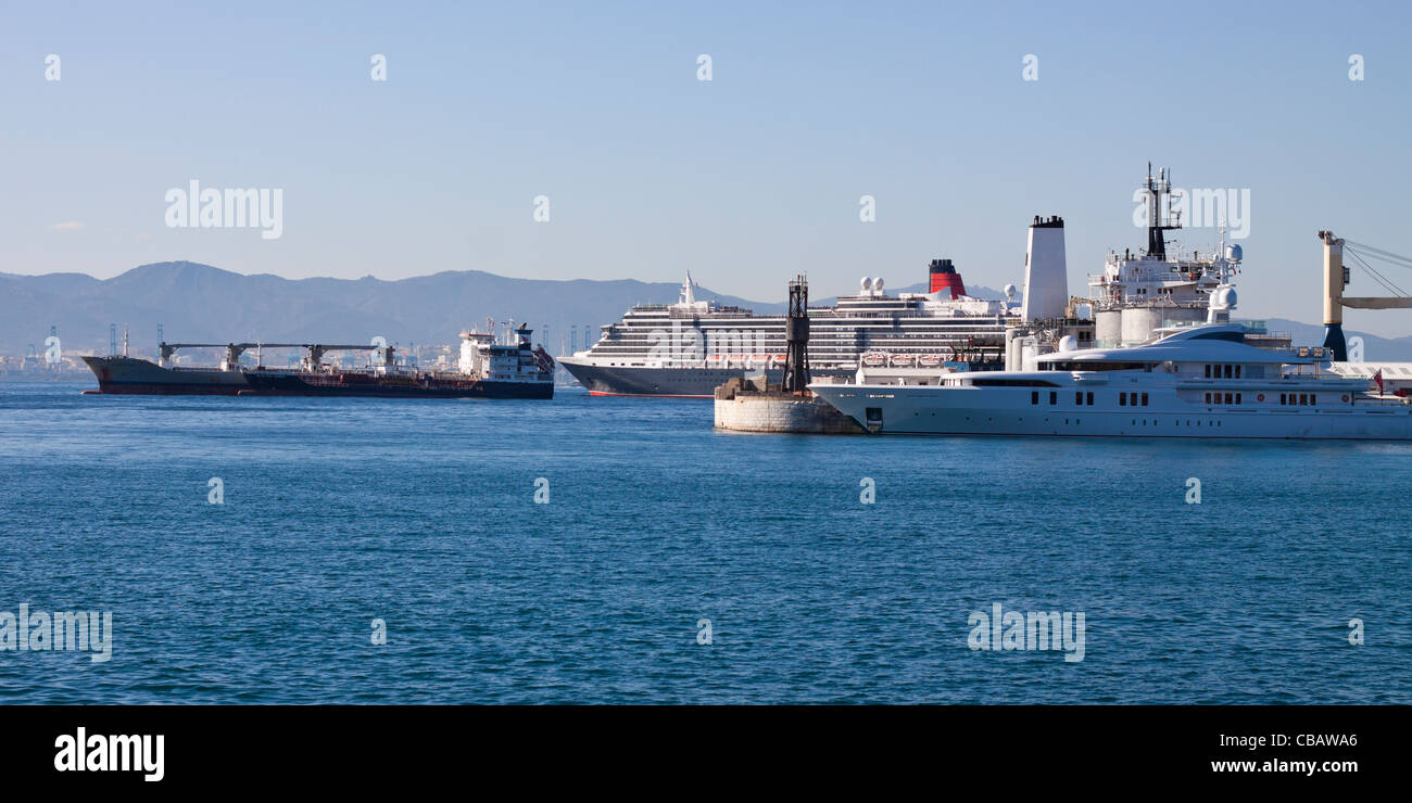 La regina Victoria nave che lascia il porto di Gibilterra. Foto Stock