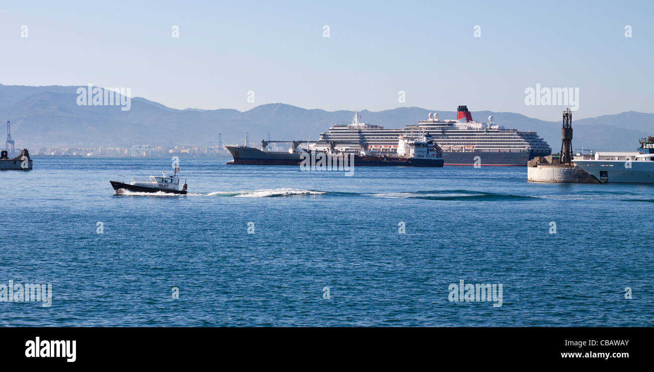 La regina Victoria nave che lascia il porto di Gibilterra. Foto Stock