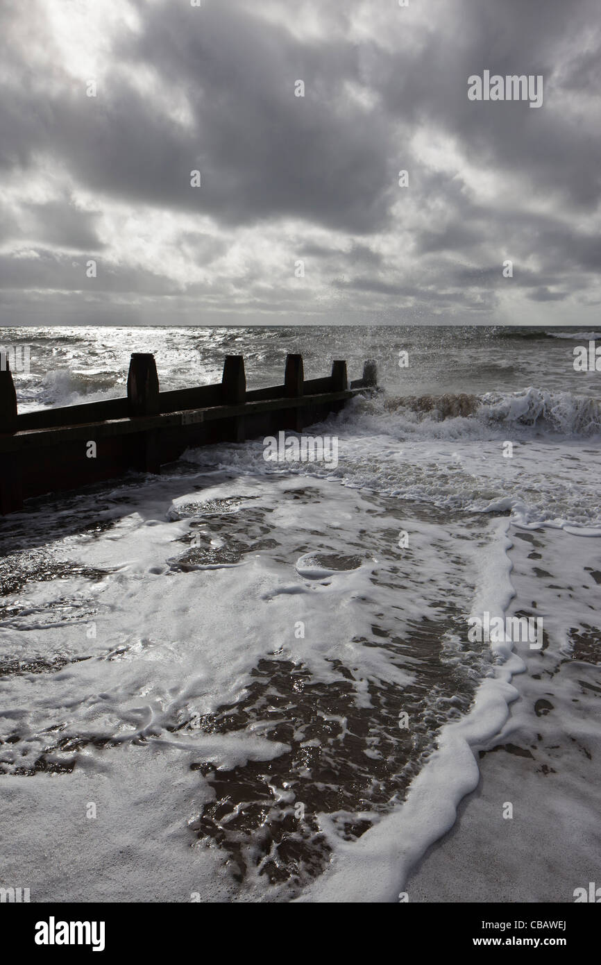Nuovi pennelli costruite come parte delle difese del mare sulla spiaggia di Tywyn, Gwynedd, Galles Foto Stock