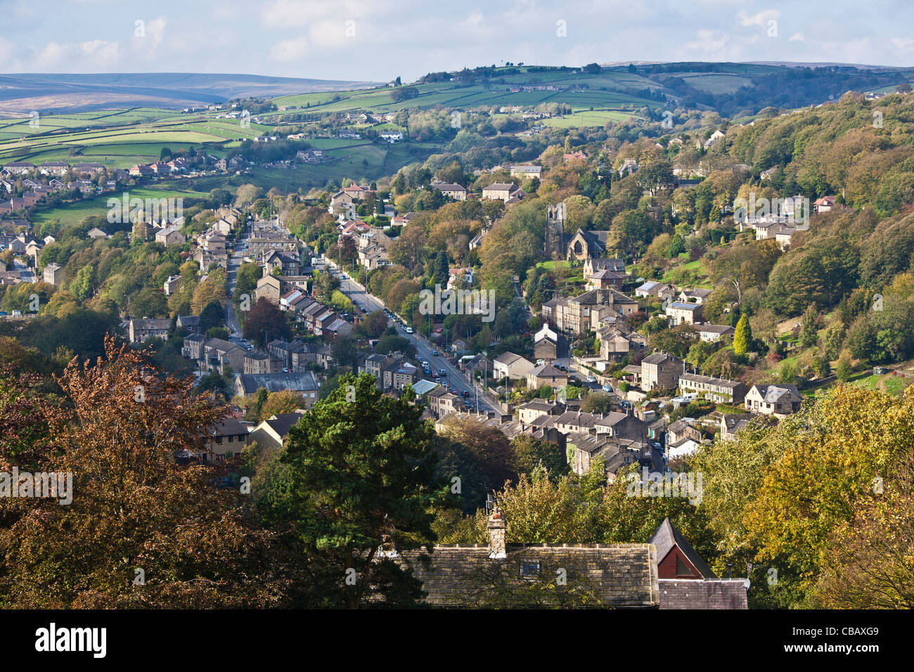 Vista in elevazione dell'ex città tessile di Leeds Situato nel Holme Valley, West Yorkshire, Regno Unito Foto Stock