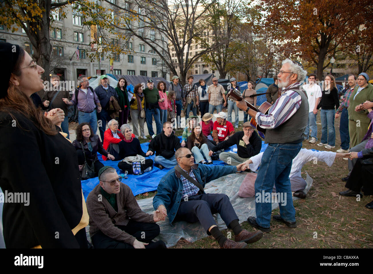 Washington, DC - attivisti interconfessionale tenere un servizio religioso a occupare DC camp di McPherson Square. Foto Stock