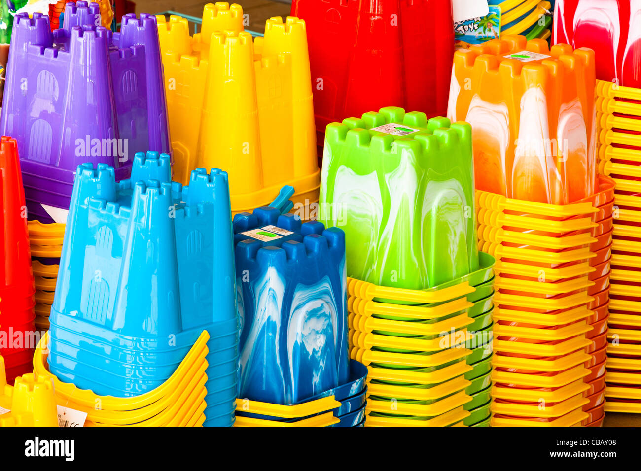 Close up di pile di multi-castello colorati in materiale plastico sagomato benne di spiaggia Foto Stock