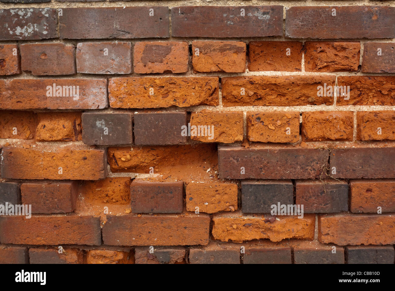 Vecchio muro in mattoni costruito localmente da creta sparata. Aylsham, Norfolk. Foto Stock