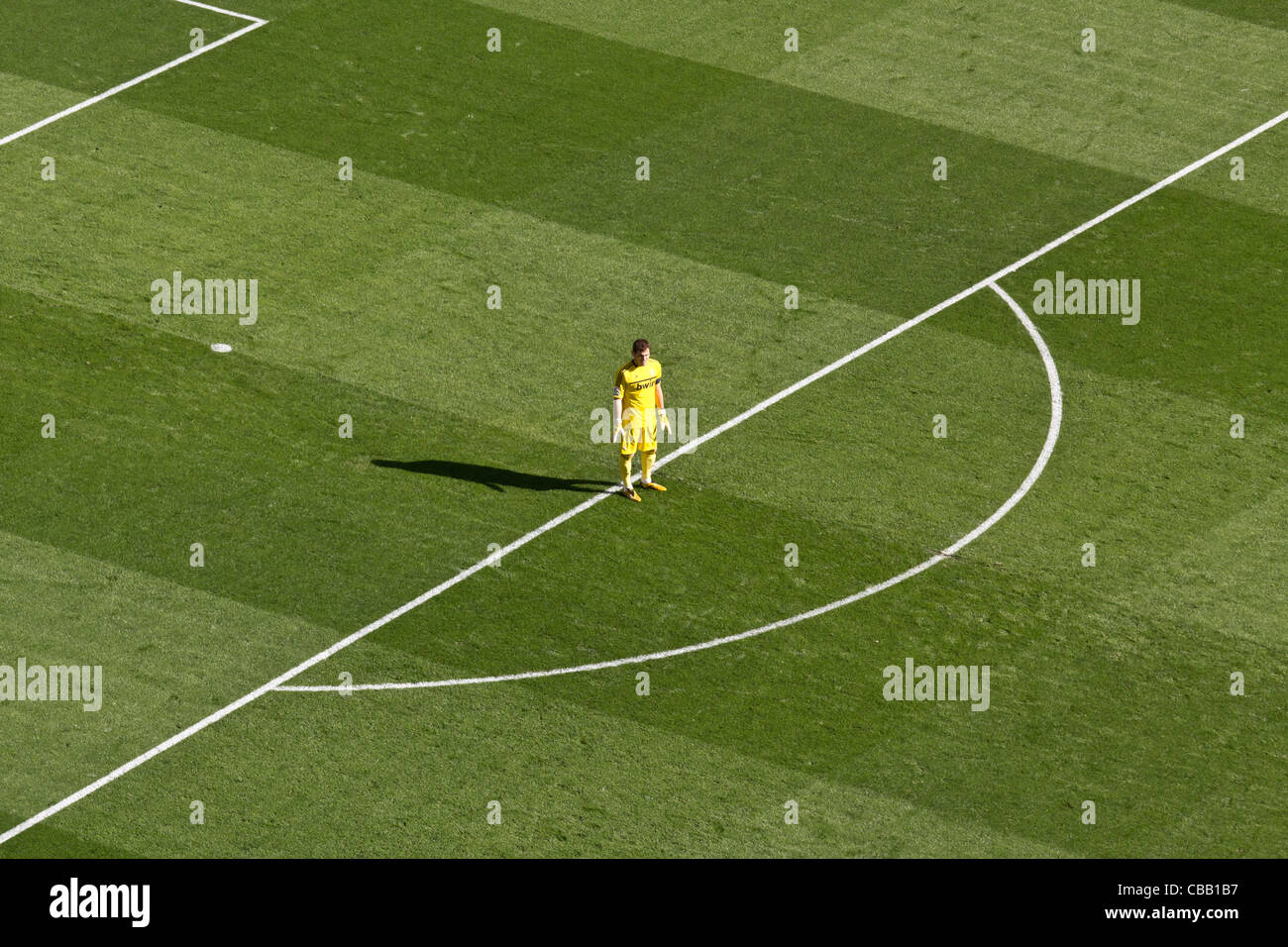 Del Real Madrid Iker Casillas al di fuori del suo box a guardare la partita contro l'Osasuna nel novembre 2011 (per essere vinto 7:1) Foto Stock