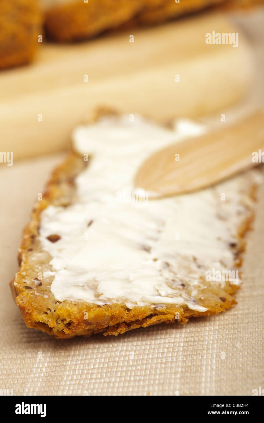 Le fette di pane su una scheda con un coltello Foto Stock