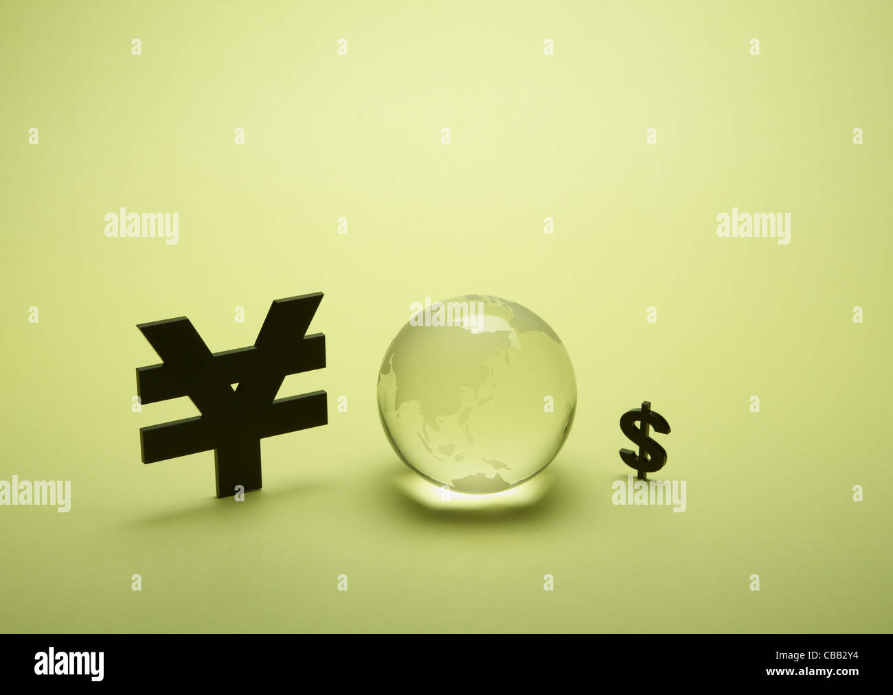 Globo di vetro tra yen segno e simbolo del dollaro Foto Stock